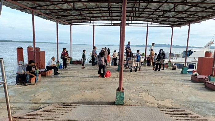 Penumpang mulai turun ke dermaga Pelabuhan PLBL Liem Hie Djung Nunukan, belum lama ini.