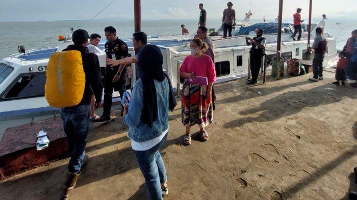Penumpang mulai turun ke dermaga Pelabuhan PLBL Liem Hie Djung Nunukan, belum lama ini.