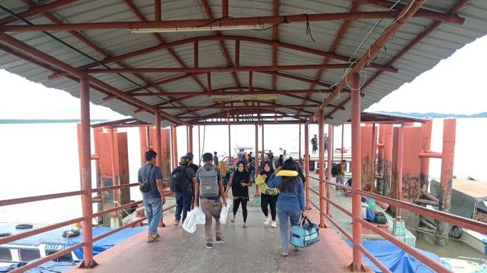 Penumpang mulai turun ke dermaga Pelabuhan PLBL Liem Hie Djung Nunukan, belum lama ini.