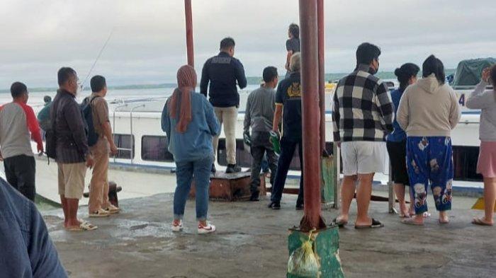 Penumpang mulai turun ke dermaga Pelabuhan PLBL Liem Hie Djung Nunukan, belum lama ini.