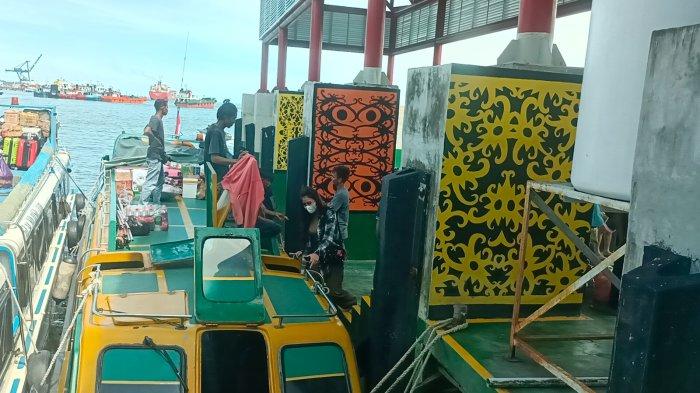 Tampak kegiatan penumpang di Pelabuhan Tengkayu 1 Tarakan, Kalimantan Utara di terminal keberangkatan.
