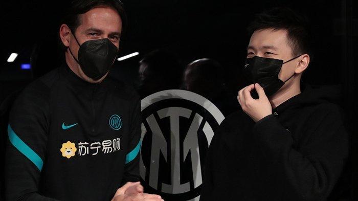 Presiden Inter Milan Steven Zhang (kanan) bersama pelatih Simone Inzaghi bertemu di Appiano Gentile, Minggu (9/1/2022).