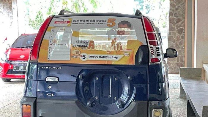 Stiker muatan kampanye yang terpasang pada kaca mobil milik seorang Bacaleg di Nunukan yang berada di parkiran Kantor DPRD Nunukan, Senin (21/08/2023).