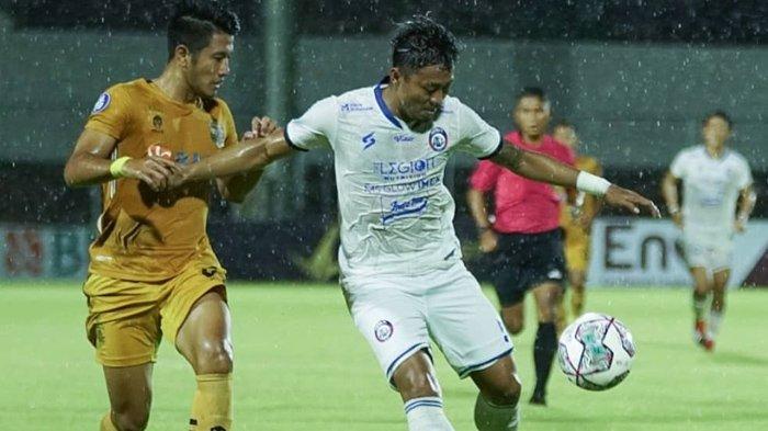  Kushedya Hari Yudo (putih) saat bela Arema FC. 