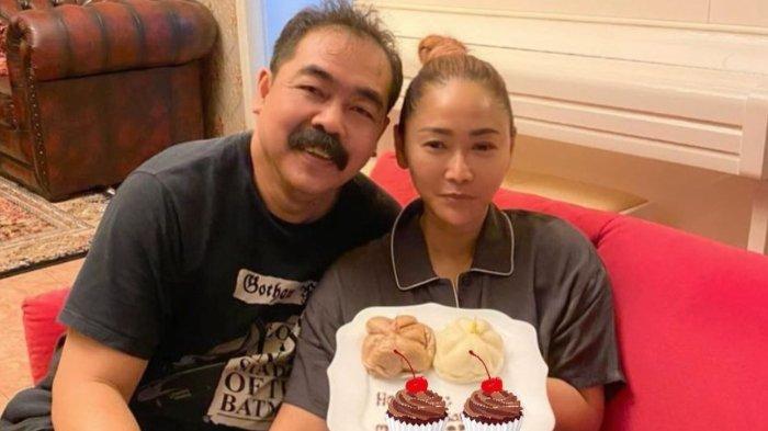 ADAM DAN INUL - Potret pasangan selebritas Inul Daratista dan Adam Suseno. Kecelakaan di rumah hingga harus dioperasi, ini fakta-fakta insiden yang dialami Adam Suseno, suami Inul Daratista.