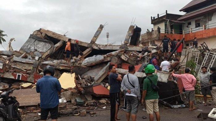 Sejumlah rumah dan bangunan di Sulbar runtuh akibat diguncang gempa pada Kamis-Jumat (14-15/1/2021). (TRIBUN TIMUR/NURHADI)