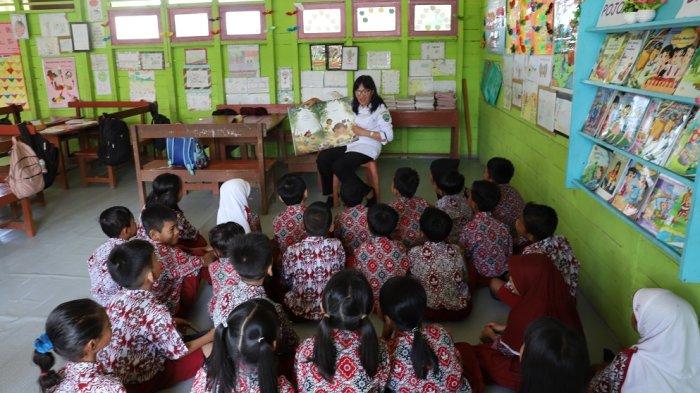Seorang guru di Desa Binai, Tanjung Palas Timur membacakan buku anak saat memulai pembelajaran. Sejak 2018, Pemkab Bulungan mewajibkan sekolah untuk membeli buku anak. DOK/Disdikbud Bulungan.