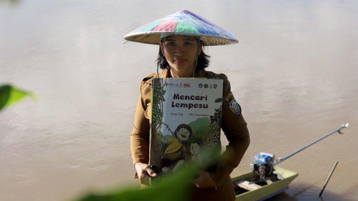 Uring I,ing guru kelas 1 SD Negeri 011 Malinau Kota, Kecamatan Malinau Kota, Kabupaten Malinau, Kaltara menggunakan buku cerita anak untuk meningkatkan keterampilan membaca siswa. Dok/Disdik Malinau.