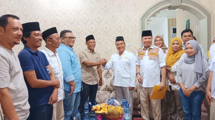 Syarwani (5 dari kiri) menggandeng Killat Bilung (kemeja putih) dengan full senyum saat menyerahkan formulir pendaftaran bakal calon Bupati di Pilkada Bulungan ke Partai Gerindra. (TribunKaltara.com / Desi Kartika)