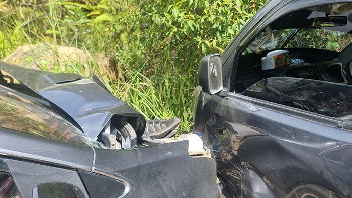 LAKA MOBIL - Insiden kecelakaan lalu lintas (Laka Lantas) melibatkan dua kendaraan roda empat terjadi di jalan poros Desa Bambangan, tepatnya di tikungan tanjakan gunung Bukit Menangis, Kecamatan Sebatik Barat, Kabupaten Nunukan, Kaltara, Senin (07/04/2025) sekira pukul 10.50 Wita. 
(HO/ Iptu Didik).