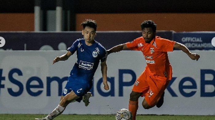Aksi pemain PSIS Semarang Taisei Marukawa (kiri) berduel dengan pemain Borneo FC, Fajar Fathurrahman (kanan). Pekan ini PSIS Semarang akan lawan Borneo FC di Liga 1.