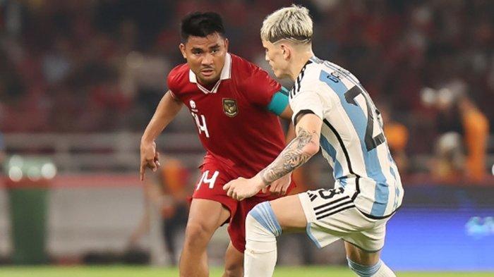 FOTO Asnawi Mangkualam saat bela Timnas Indonesia (merah).