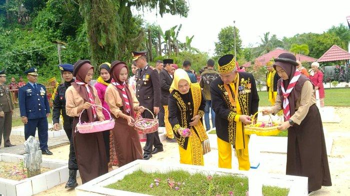 Usai kegiatan upacara peringatan HUT ke-78 RI, Wali Kota Tarakan, Wakil Wali Kota Tarakan bersama unsur Forkopimda Kota Tarakan bertolak menuju Taman Makam Pahlawan Dwikora di Jalan Kusuma Bangsa untuk melakukan kegiatan tabur bunga, Kamis (17/8/2023).