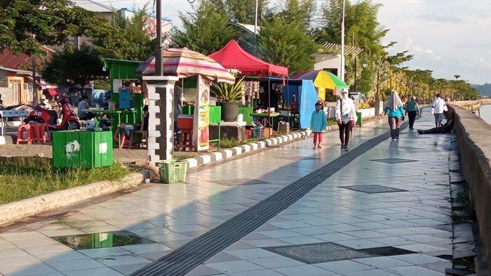 Taman Tepian Kayan, Tanjung Selor, terlihat warga beraktivitas melakukan olahraga dan pedagang berjualan di sekitar taman, Senin (26/7/2021) (TRIBUNKALTARA.COM / MAULANA ILHAMI FAWDI)