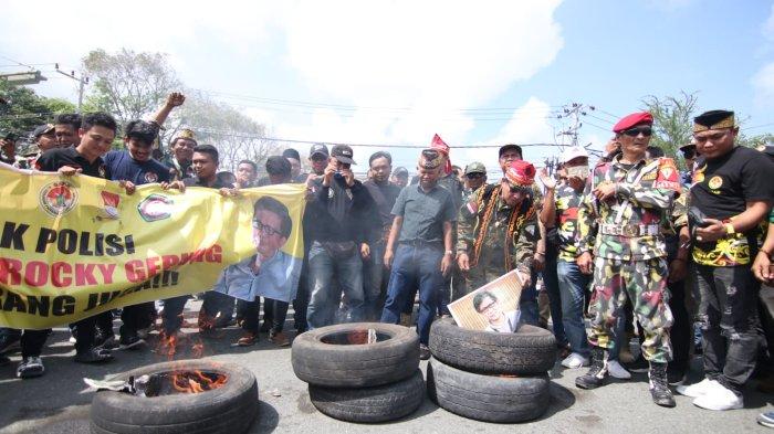 Sejumlah ormas kepemudaan di Kaltim, antara lain Gepak Kuning dan Laskar Pemuda Adat Dayak Kalimantan Timur dan Kalimantan Utara (LPADKTKU) dan Pemuda Balikpapan juga melaksanakan aksi unjuk rasa mengecam peryantaan Rocky Gerung di Polda Kaltim.