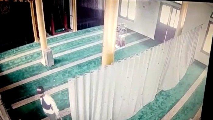 Tangkapan layar, pelaku dan anaknya saat beraksi mencuri kotak amal Masjid At Taqarrub, Komplek Kehutanan, Kelurahan Air Hitam, Kecamatan Samarinda Ulu, Kota Samarinda Provinsi Kalimantan Timur, Kamis (15/10/2020) kemarin. TRIBUNKALTARA.COM/FAIRUS