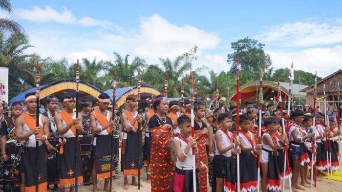 Acara Ilau ke-V Dayak Tenggalan kali ini mengusung tema, 'Angaluat Da Budaya Mintopot Maya Da Dalan Nu Akion'. Artinya 'Mengangkat, Yakin dan Percaya Ikut atau Jalani Pengakuannya Kakek Moyang yang Terdahulu'.