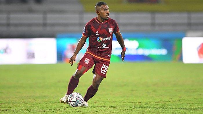 Aksi Terens Puhiri saat Borneo FC melawan Bhayangkara FC pada pekan ke-25 BRI Liga 1, di Stadion Kapten I Wayan Dipta, Gianyar, Bali, Rabu (16/02/2022). (Fachrul B Pratama for TribunKaltara.com)