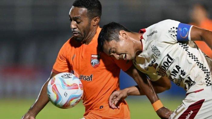 FOTO Pemain Borneo FC Terens Puhiri berebut bola dengan pemain Bali United di Liga 1 tadi malam. Usai laga kontra Bali United, Pieter Huistra sebut pemain Borneo FC sempat kehilangan fokus sehingga tertinggal lebih dulu lewat gol Privat Mbarga.