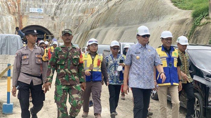 TEROWONGAN SELILI - Wali Kota Samarinda, Andi Harun bersama jajarannya meninjau progres pembangunan terowongan Sultan Alimuddin-Kakap, Selili dengan mengenakan perlengkapan keselamatan. Proyek ini telah memasuki tahap akhir dengan progres mencapai lebih dari 85 persen.