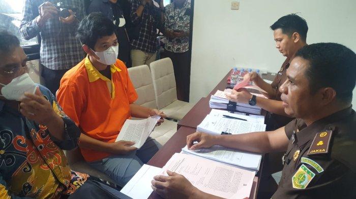 Tersangka kasus kepemilikan tambang emas ilegal di Sekatak Briptu HSB bersama kuasa hukumnya berada di dalam ruang tahap 2 Kejaksaan Negeri Bulungan Kamis (30/6/2022).