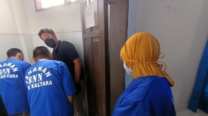 Tiga tersangka saat menyaksikan pemusnahan narkotika jenis sabu-sabu pada Kamis (13/7/2023) sore kemarin.