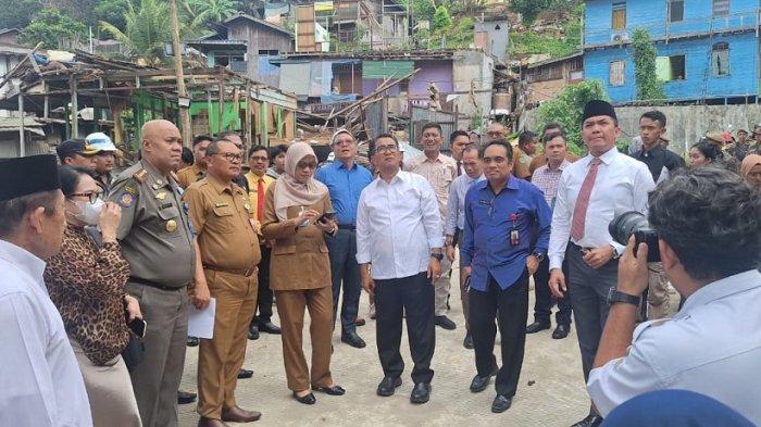 Pj Gubernur Kaltim Akmal Malik didampingi Sekda Sri Wahyuni dan Wali Kota Samarinda Andi Harun meninjau langsung pembangunan jalan alternatif Jl Kakap untuk proyek terowongan Samarinda, Senin (22/1/2024).