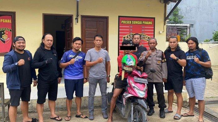 Tim Jatanras Ditreskrimum Polda Kaltara saat mengamankan pelaku curanmor HR alias A di Sungai Pinang, Samarinda, Kaltim. Pelaku merupakan residivis kasus curanmor yang kerap beraksi di Tarakan, Kaltara
(HO/Ditreskrimum Polda Kaltara)