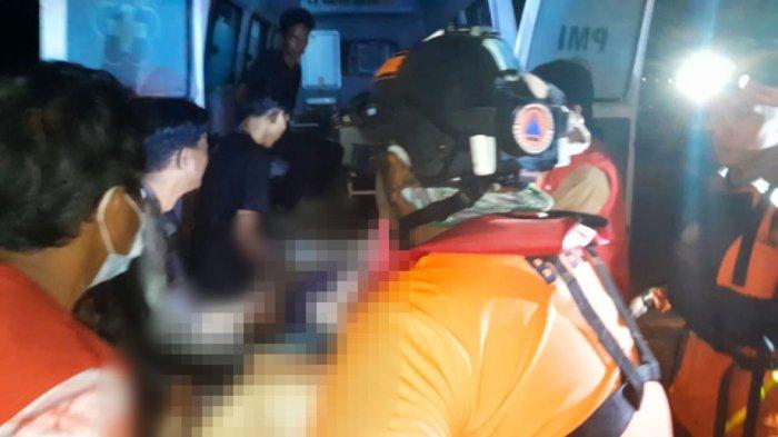 Penemuan korban bernama Ridho oleh Tim SAR Gabungan pukul 23.20 WITA, Minggu (1/10/2023). Selanjutnya, pencarian terhadap korban lainnya, yakni Naufal akan dilanjutkan hari ini.