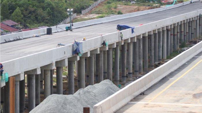 Proyek pengerjaan jalan tol IKN menuju Bandara SAMS Sepinggan Balikpapan, Senin (20/01) terus digenjo. Ditargetkan tol penghubung Balikpapan ke IKN bisa selesai pada Agustus 2025.