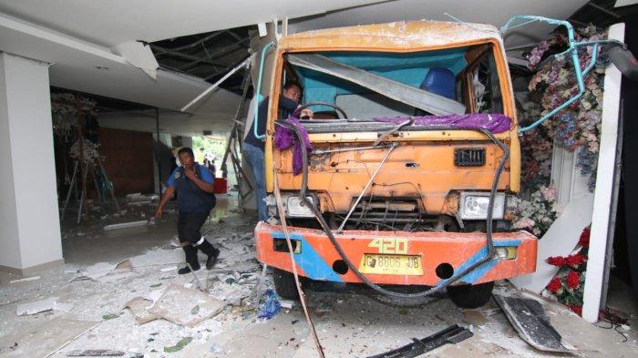 Sebuah truk menyeruduk acara pernikahan yang berlangsunng di Gedung Kesenian Balikpapan, Sabtu (22/7/2023).