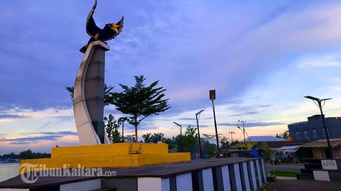 Tugu burung enggang di Tanjung Selor, Kalimantan Utara.