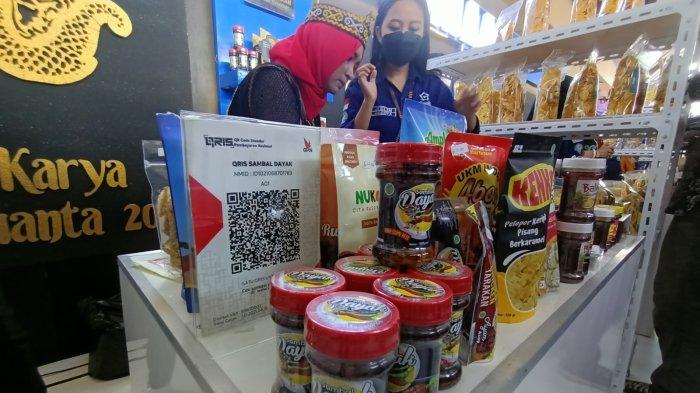 Ilustrasi pelaku UMKM menggunakan pelayanan QRIS dalam pembayaran non tunai di transaksi jual beli.