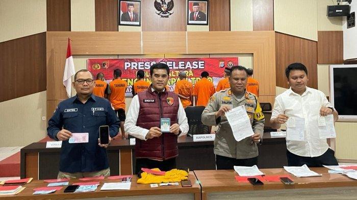 Direskrimum Polda Kaltara, Kombes Pol Taufik Herdiansyah Zeinardi (tengah) didampingi Kapolres Nunukan AKBP Taufik Nurmandia dan Kepala BP3MI Kaltara, Kombes Pol F Jaya Ginting saat ungkap tersangka TPPO, pada Kamis (02/05/2024), siang.