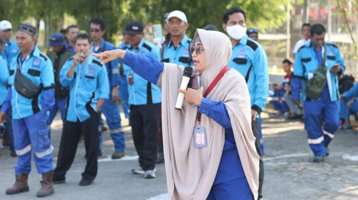 Pekerja perempuan bersama para pekerja naban Pertamina yang tergabung dalam Serikat Pekerja Tenaga Bantuan atau SP Naban Bersatu melakukan unjuk rasa, Senin (31/7/2023).