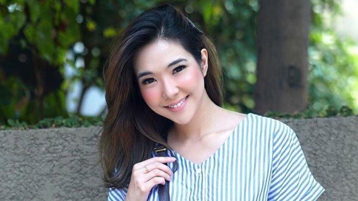 GISEL PACARI BRONDONG - Potret Gisella Anastasia dari akun Instagram. Gisella Anastasia terlihat mesra dengan Cinta Brian saat hadiri pernikahan Luna Maya dan Maxime Bouttier.