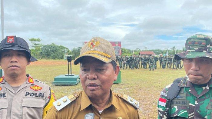 Wakil Bupati Nunukan, Hanafiah didampingi Dandim 0911/Nunukan Lekol Inf Albert Frantesca (kanan) dan Kabag OPS Polres Nunukan, AKP Arofiek, di Desa Harapan, Kecamatan Sebuku, Rabu (12/07/2023).