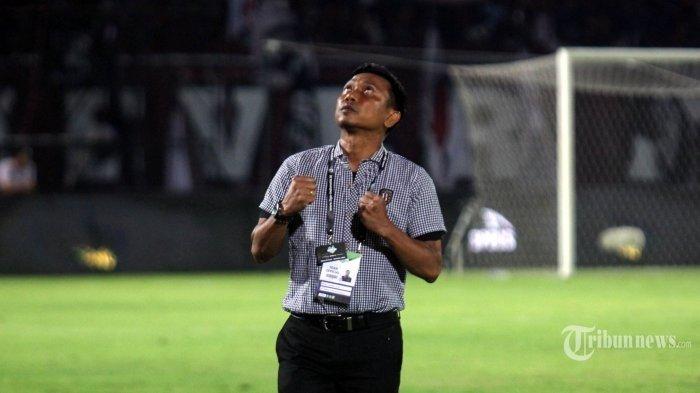 Foto Widodo C Putro saat masih menukangi Bali United.  