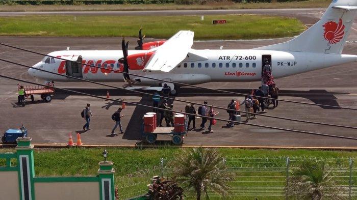 Penumpang pesawat Wings Air saat hendak menaiki pesawat rute Tanjung Selor-Balikpapan di Bandara Tanjung Harapan, Tanjung Selor