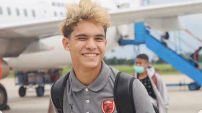 Victor Dethan obok-obok lini belakang Persija Jakarta saat duel PSM Makassar di pekan ke-7 Liga 1. Cek profil Victor Dethan di sini.