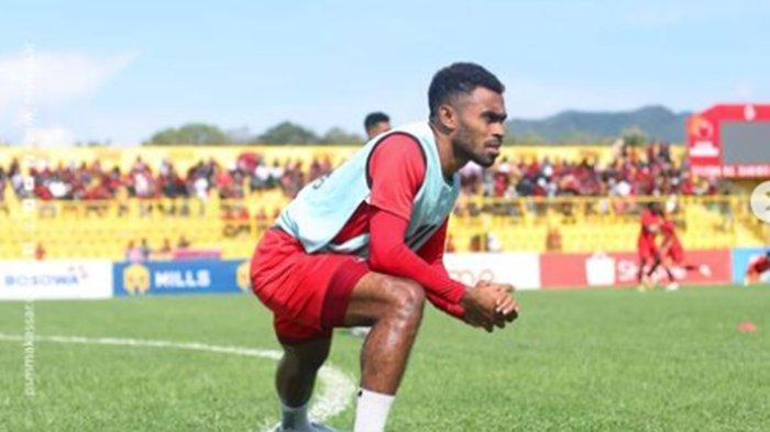 Yakob Sayuri di sela latihan PSM Makassar 