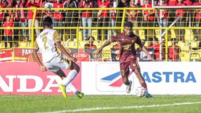 FOTO Yance Sayuri (merah) saat PSM Makassar lawan Dewa United di Liga 1.  