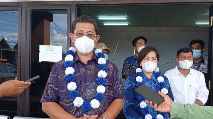 Wakil Gubernur Kalimantan Utara, Yansen TP dan Istri, Ping Ding saat ditemui awak media di Bandara Kolonel RA Bessing Malinau, Provinsi Kalimantan Utara, Selasa (17/2/2021). Simak biodata Ping Ding caleg Partai Demokrat yang berpeluang besar melenggang lagi ke DPRD Malinau, Kalimantan Utara atau Kaltara sesuai hasil Pemilu 2024.
(TRIBUNKALTARA.COM/MOHAMMAD SUPRI).