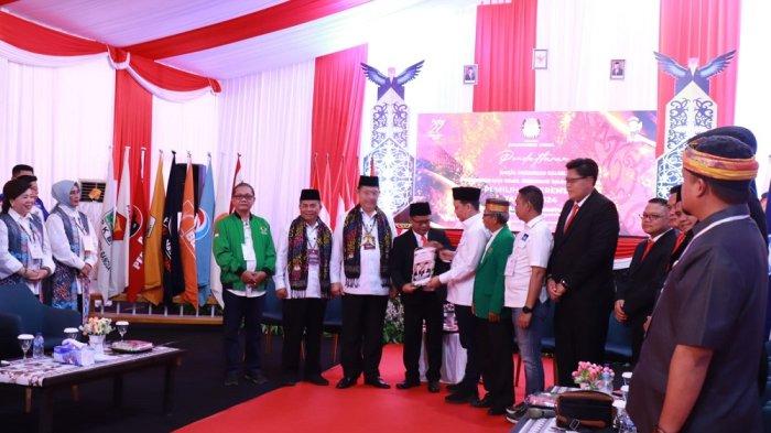 Proses penyerahan berkas pendaftaran oleh pasangan Yansen Tipa Padan - Suratno kepada KPU Kaltara, Tanjung Selor, Kalimantan Utara, Kamis (29/8/2024).