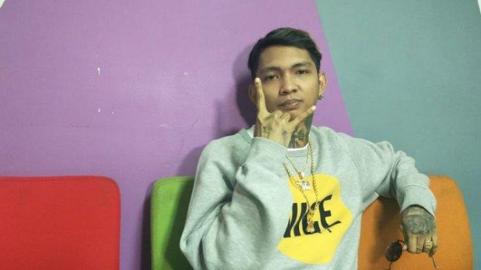 Young Lex dirumorkan selingkuh dari sang istri, Eriska Nakesya.