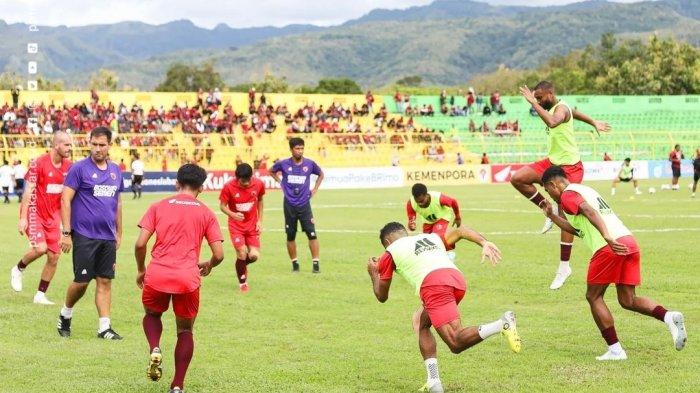 FOTO Latihan PSM Makassar di Stadion Gelora BJ Habibie. Rencanannya Stadion Gelora BJ Habibie yang merupakan markas PSM Makassar itu akan direnovasi.