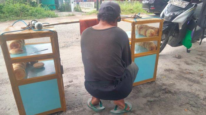 Penjual roti pikul tradisional Andri (55) saat dibincangi di kawasan Jalan Yos Sudarso Palangkaraya, Rabu (23/10/2024).