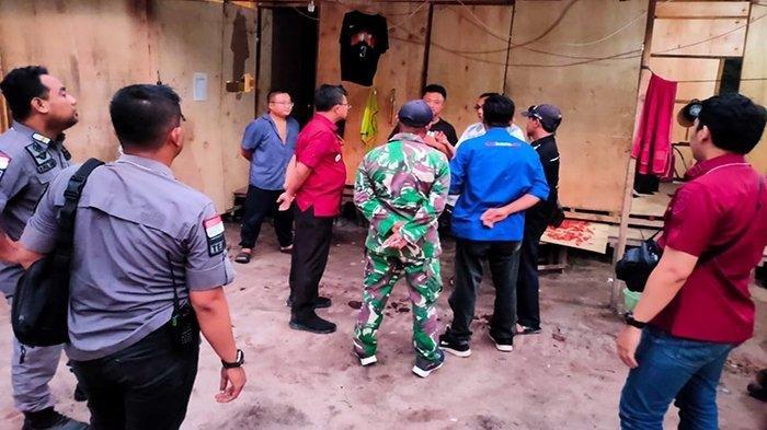 Empat orang WNA tanpa dokumen di Desa Natai Kuini, Kecamatan Kendawangan, Kabupaten Ketapang, Kalimantan Barat diamankan Pihak Imigrasi Ketapang .