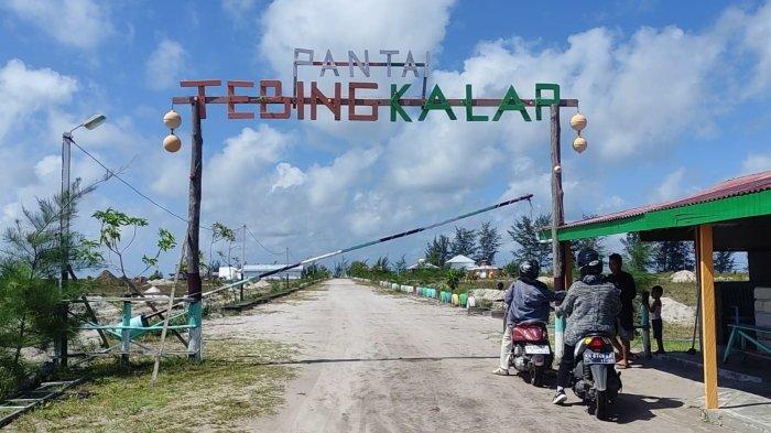 Objek wisata pantai yang ramai dikunjungi masyarakat yang ada di Kotim tidak hanya Pantai Ujung Pandaran. Tak jauh dari lokasi Pantai Ujung Pandaran juga ada Pantai Tebing Kalap. tribunkalteng.com / devita maulina