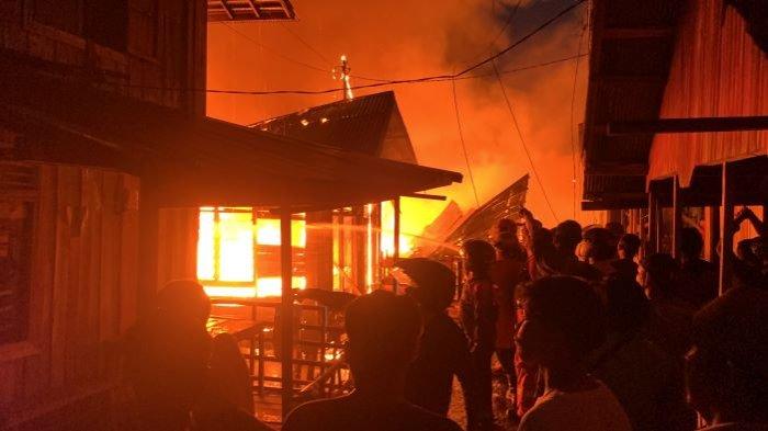 Kebakaran Permukiman Padat Penduduk Flamboyan Bawah Palangkaraya, dieprkirakan sebanyak14 Rumah dan Mushola Hangus.